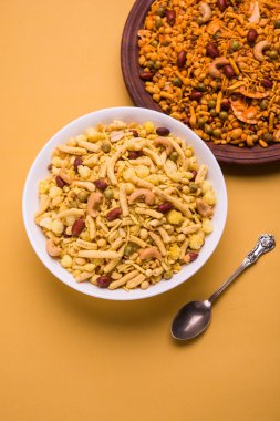 Farsan veya chivada veya chakna sıcak çay ile Hint ünlü aperatif olarak