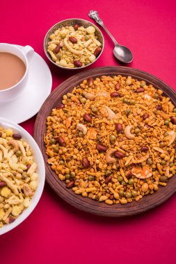 Farsan veya chivada veya chakna sıcak çay ile Hint ünlü aperatif olarak