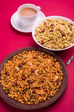 Farsan veya chivada veya chakna sıcak çay ile Hint ünlü aperatif olarak