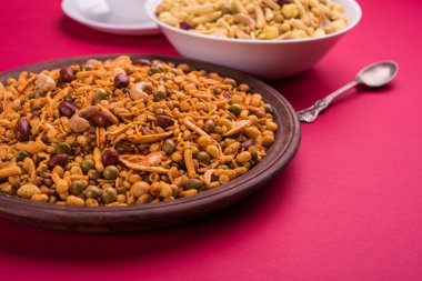 Farsan veya chivada veya chakna sıcak çay ile Hint ünlü aperatif olarak