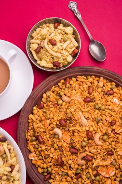 Farsan veya chivada veya chakna sıcak çay ile Hint ünlü aperatif olarak