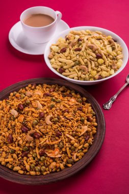 Farsan veya chivada veya chakna sıcak çay ile Hint ünlü aperatif olarak