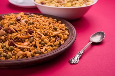 Farsan veya chivada veya chakna sıcak çay ile Hint ünlü aperatif olarak