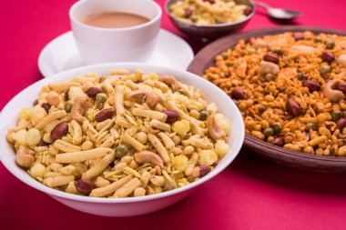 Farsan veya chivada veya chakna sıcak çay ile Hint ünlü aperatif olarak