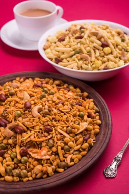 Farsan veya chivada veya chakna sıcak çay ile Hint ünlü aperatif olarak