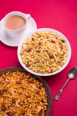 Farsan veya chivada veya chakna sıcak çay ile Hint ünlü aperatif olarak