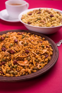 Farsan veya chivada veya chakna sıcak çay ile Hint ünlü aperatif olarak