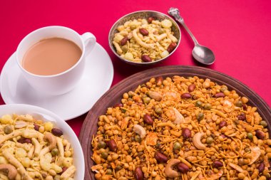 Farsan veya chivada veya chakna sıcak çay ile Hint ünlü aperatif olarak