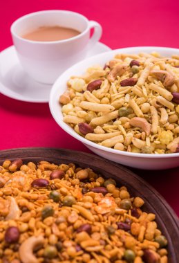 Farsan veya chivada veya chakna sıcak çay ile Hint ünlü aperatif olarak