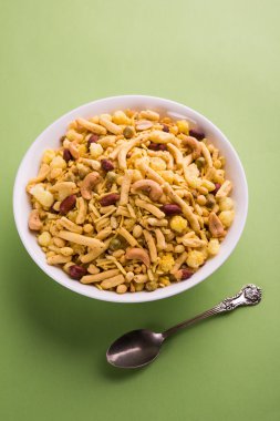 Farsan veya chivada veya chakna sıcak çay ile Hint ünlü aperatif olarak