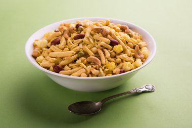 Farsan veya chivada veya chakna sıcak çay ile Hint ünlü aperatif olarak