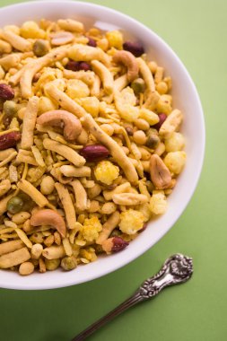 Farsan veya chivada veya chakna sıcak çay ile Hint ünlü aperatif olarak