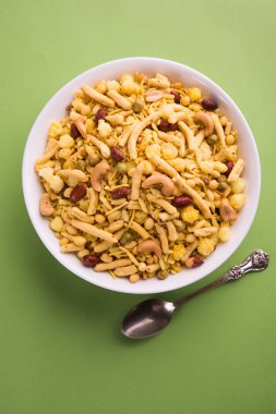 Farsan veya chivada veya chakna sıcak çay ile Hint ünlü aperatif olarak