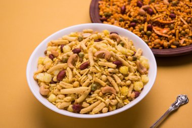 Farsan veya chivada veya chakna sıcak çay ile Hint ünlü aperatif olarak