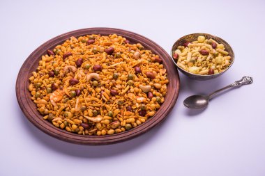 Farsan veya chivada veya chakna sıcak çay ile Hint ünlü aperatif olarak