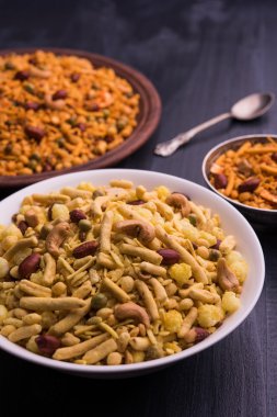 Farsan veya chivada veya chakna sıcak çay ile Hint ünlü aperatif olarak