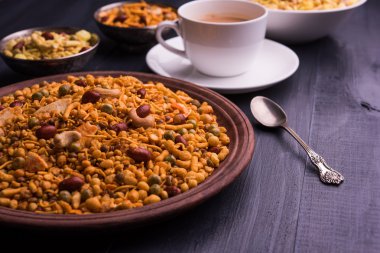 Farsan veya chivada veya chakna sıcak çay ile Hint ünlü aperatif olarak