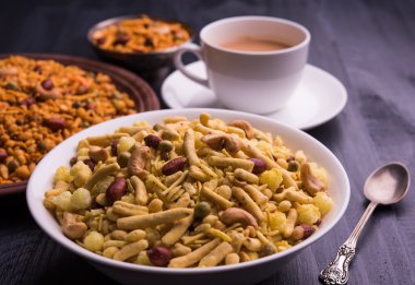 Farsan veya chivada veya chakna sıcak çay ile Hint ünlü aperatif olarak