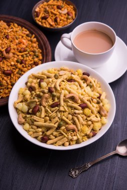 Farsan veya chivada veya chakna sıcak çay ile Hint ünlü aperatif olarak