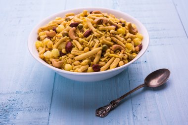 Farsan veya chivada veya chakna sıcak çay ile Hint ünlü aperatif olarak