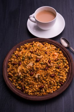 Farsan veya chivada veya chakna sıcak çay ile Hint ünlü aperatif olarak