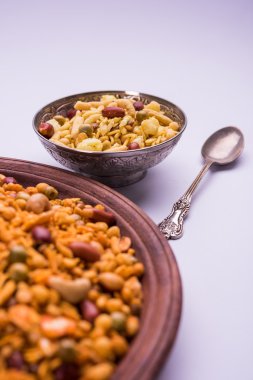 Farsan veya chivada veya chakna sıcak çay ile Hint ünlü aperatif olarak