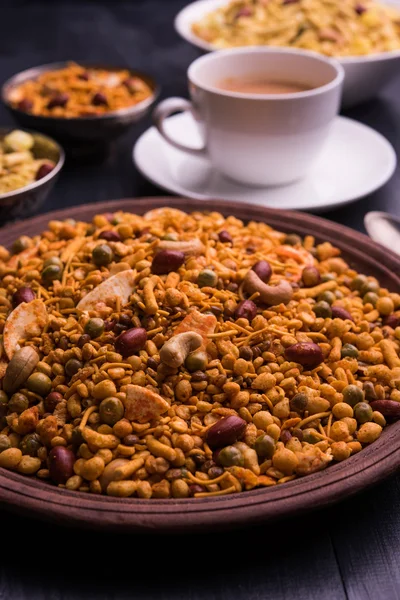 Lanche famoso indiano chamado Farsan ou chivada ou chakna com chá quente — Fotografia de Stock