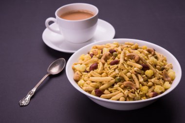 Farsan veya chivada veya chakna sıcak çay ile Hint ünlü aperatif olarak