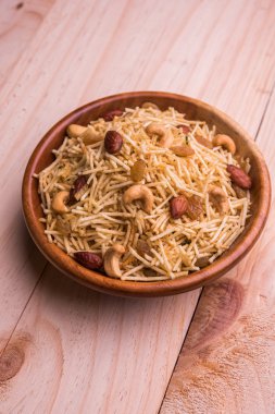 Hint derin kızarmış falahari chivda veya chiwada veya upwas chivada veya kuru meyve, navaratri favori açlık reciepe veya herhangi bir hindu vrat Hindistan ile patates chivada