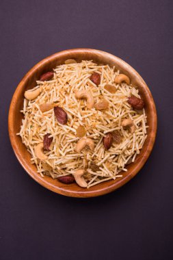 Hint derin kızarmış falahari chivda veya chiwada veya upwas chivada veya kuru meyve, navaratri favori açlık reciepe veya herhangi bir hindu vrat Hindistan ile patates chivada