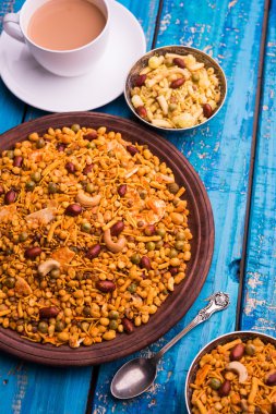 Farsan veya chivada veya chakna sıcak çay ile Hint ünlü aperatif olarak