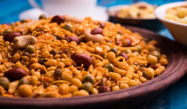 Farsan veya chivada veya chakna sıcak çay ile Hint ünlü aperatif olarak