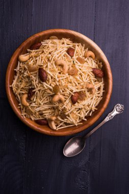 Farsan veya chivada veya chakna sıcak çay ile Hint ünlü aperatif olarak