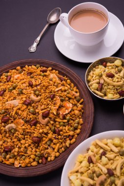 Farsan veya chivada veya chakna sıcak çay ile Hint ünlü aperatif olarak