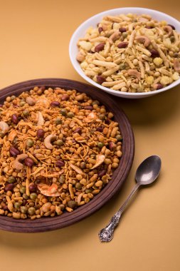 Farsan veya chivada veya chakna sıcak çay ile Hint ünlü aperatif olarak