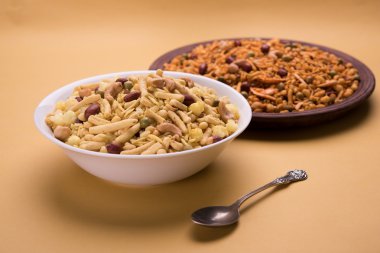 Farsan veya chivada veya chakna sıcak çay ile Hint ünlü aperatif olarak