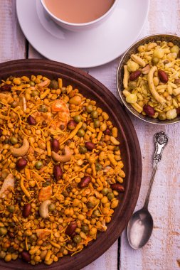 Farsan veya chivada veya chakna sıcak çay ile Hint ünlü aperatif olarak