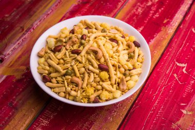 Farsan veya chivada veya chakna sıcak çay ile Hint ünlü aperatif olarak