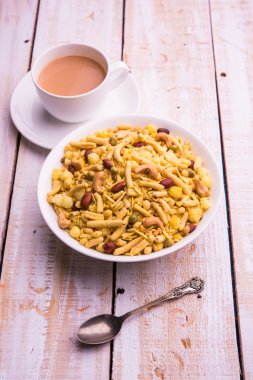 Farsan veya chivada veya chakna sıcak çay ile Hint ünlü aperatif olarak