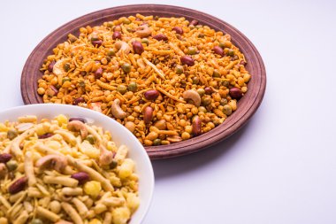 Farsan veya chivada veya chakna sıcak çay ile Hint ünlü aperatif olarak