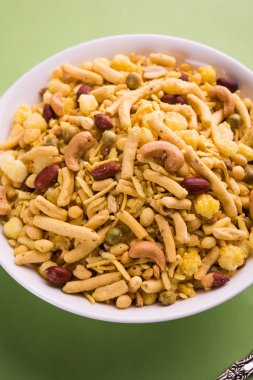 Farsan veya chivada veya chakna sıcak çay ile Hint ünlü aperatif olarak