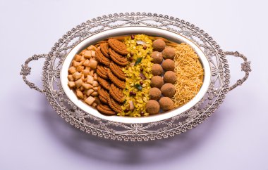 Tabak dolusu Hint Festivali yemek veya diwali gıda veya aperatifler laddu, chivda, chakali veya murukku, sev ve shankar soluk, tatlı ve tuzlu aperatif yiyecek gibi