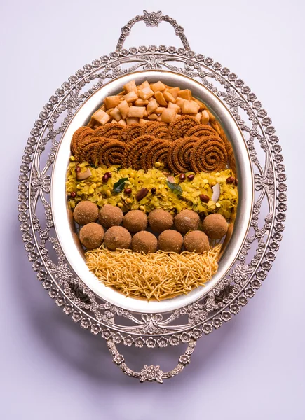 インドのお祭りフード、ディワリ食物または laddu、chivda、chakali または murukku、sev、シャンカールの淡い、甘い、塩辛いスナック食品のようなスナックの完全版 — ストック写真