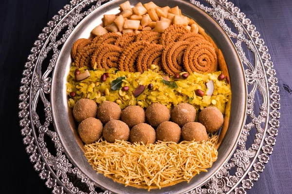 インドのお祭りフード、ディワリ食物または laddu、chivda、chakali または murukku、sev、シャンカールの淡い、甘い、塩辛いスナック食品のようなスナックの完全版 — ストック写真