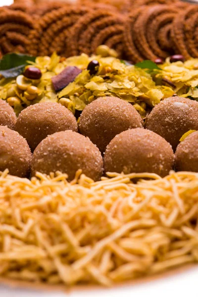Assiette pleine de nourriture de festival indien ou de nourriture diwali ou des collations comme laddu, chivda, chakali ou murukku, sev et shankar pâle, collation sucrée et salée — Photo