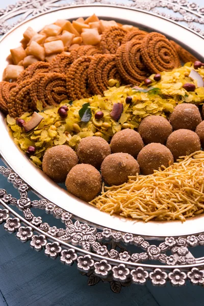 Tabak dolusu Hint Festivali yemek veya diwali gıda veya aperatifler laddu, chivda, chakali veya murukku, sev ve shankar soluk, tatlı ve tuzlu aperatif yiyecek gibi — Stok fotoğraf