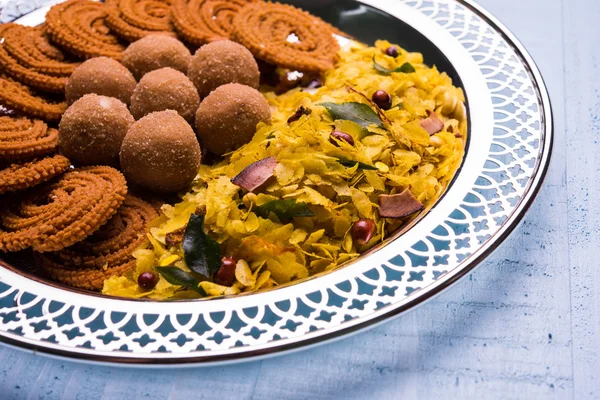 Plate full of indian festival food or diwali food or snacks like laddu, chivda, chakali or murukku, sev and shankar pale, sweet and salty snack food — Stock Photo, Image