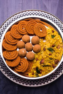 Tabak dolusu Hint Festivali yemek veya diwali gıda veya aperatifler laddu, chivda, chakali veya murukku, sev ve shankar soluk, tatlı ve tuzlu aperatif yiyecek gibi