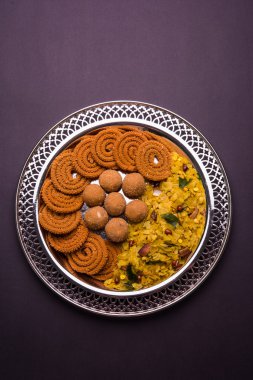 Tabak dolusu Hint Festivali yemek veya diwali gıda veya aperatifler laddu, chivda, chakali veya murukku, sev ve shankar soluk, tatlı ve tuzlu aperatif yiyecek gibi