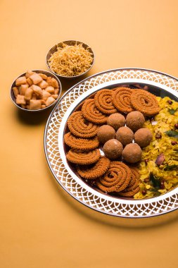 Tabak dolusu Hint Festivali yemek veya diwali gıda veya aperatifler laddu, chivda, chakali veya murukku, sev ve shankar soluk, tatlı ve tuzlu aperatif yiyecek gibi